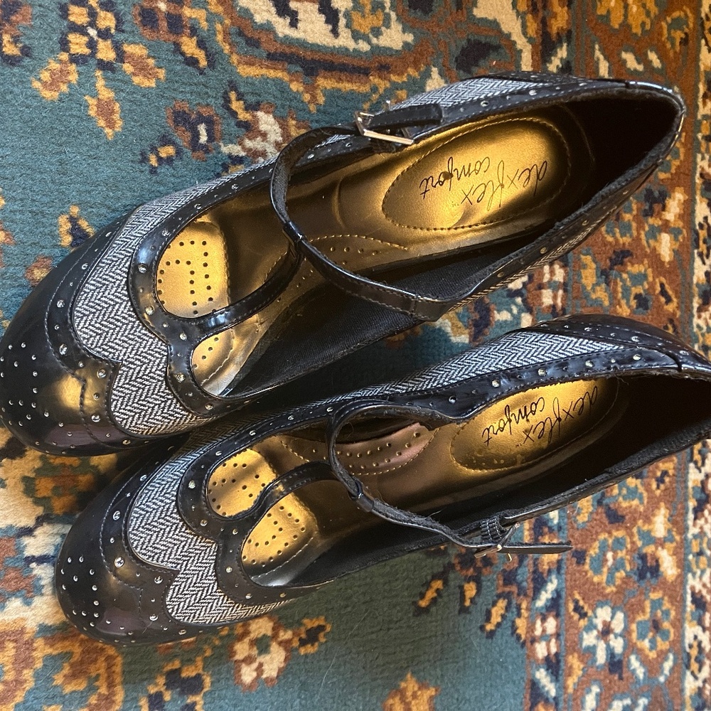 DexFlex Comfort T-strap heels size 9